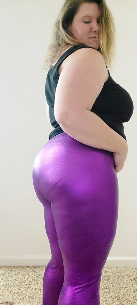 Obese amateur Busty Kris Ann removes tight pants while getting bare naked
