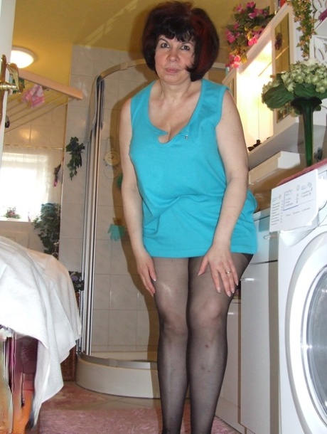 Mature fatty Eva strips for a kinky food play solo in the bathroom