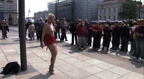 Curvy mom Kitty shamelessly posing buck naked for a crowd of people in public