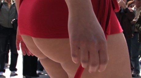 Curvy mom Kitty shamelessly posing buck naked for a crowd of people in public