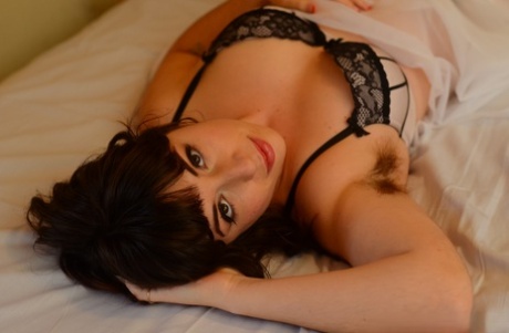 Amateur brunette with nice boobs Simone Delilah flaunts her hairy body