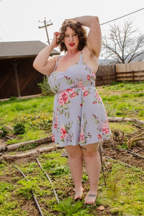 Gorgeous BBW Delilah Brooke shows off her hairy pussy all nude outdoors
